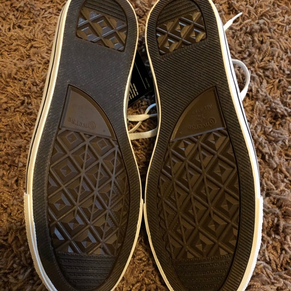 Women’s Converse Size 8.5 - Picture 3 of 6